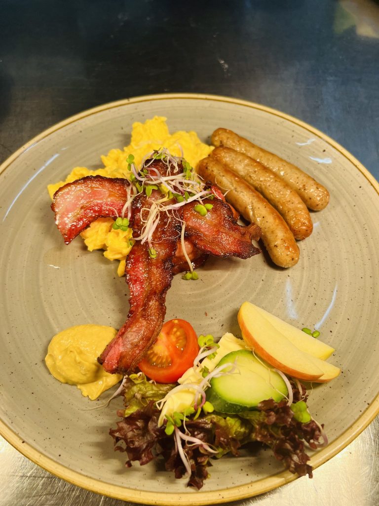 sehr leckeres Frühstück mit Ei und Speck