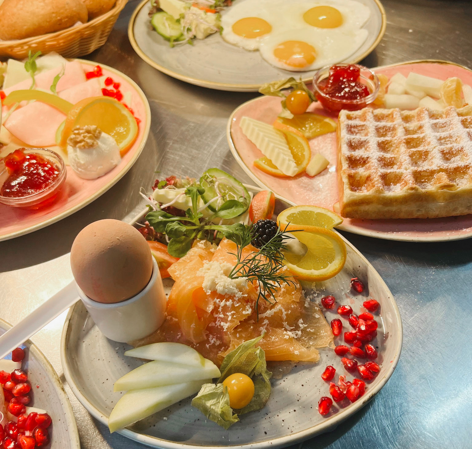 Zum Alten Krug Frühstück mit Waffeln und Ei