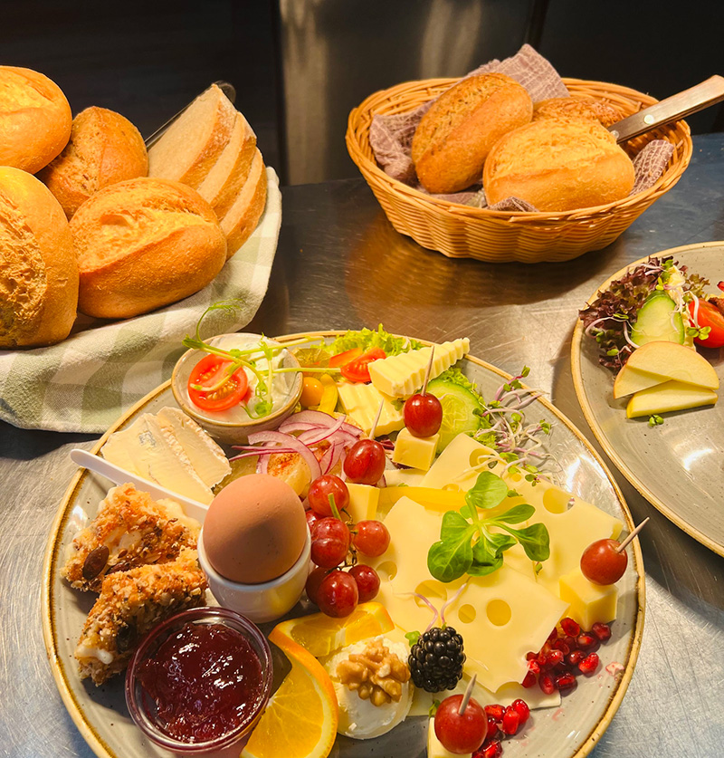 leckeres Frühstück mit Brötchen und Ei