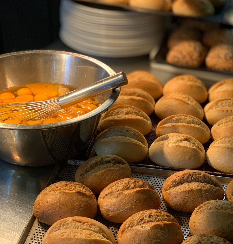 frische Brötchen mit Ei