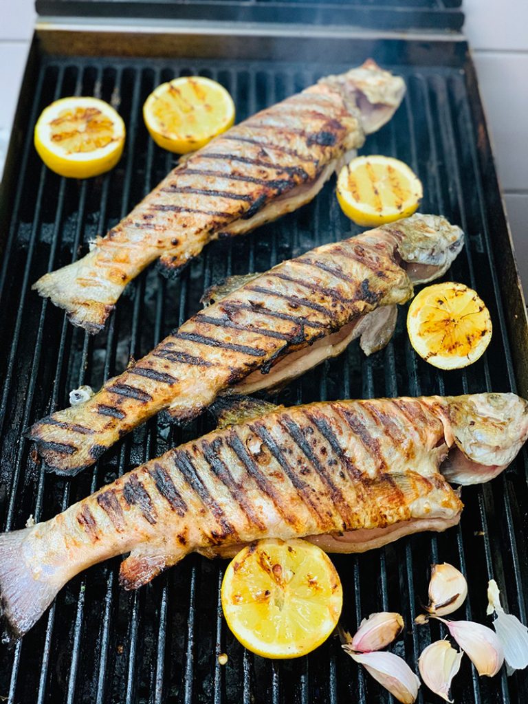 leckerer gegrillter Fisch mit Zitrone