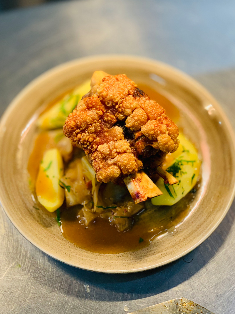 knuspriges Fleisch mit Kartoffeln und Soße