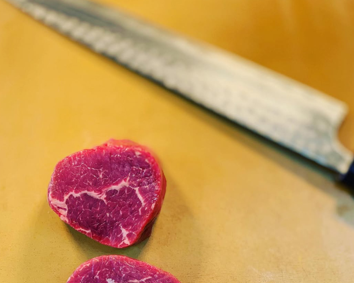 Premium Fleisch aus Deutschland mit Küchenmesser
