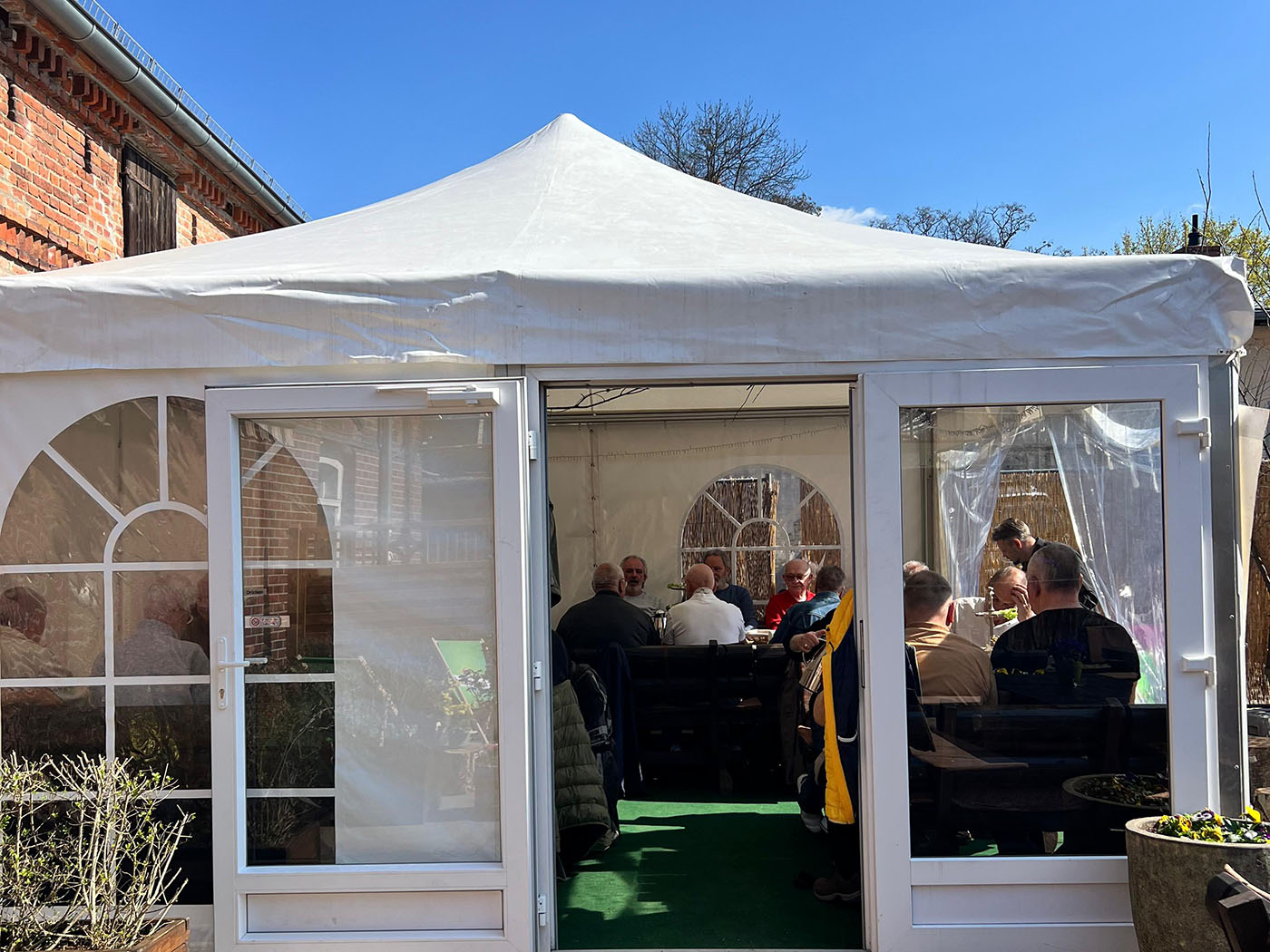 Biergarten in Berlin Rudow mit Zelt