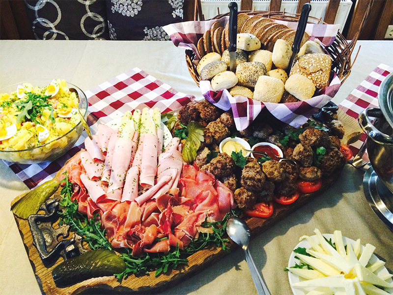Cateringplatte mit Wurst und Bouletten